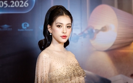 Hoa hậu Tiểu Vy: Cảm thấy tủi thân khi bị gọi là bình hoa di động