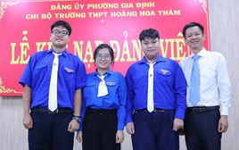 3 học sinh Trường THPT Hoàng Hoa Thám kết nạp Đảng ở tuổi 18: Dấu mốc trưởng thành khó quên