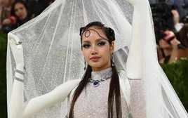 Met Gala 2026: Rihanna giữ chuỗi, Lisa xứng đáng vị trí ban tổ chức