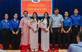Hai nữ sinh cùng lớp Trường THPT Bình Phú được kết nạp Đảng ở tuổi 18