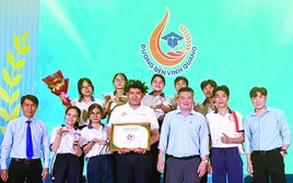Thí sinh Đường đến vinh quang mang vòng nguyệt quế về tặng chị