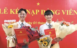 Đôi bạn Trường THPT Hùng Vương cùng được kết nạp Đảng