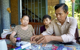 Nghe Tuổi Trẻ mua bò giống tặng hai bà cháu cùng bệnh ung thư, chủ bò giảm luôn 5 triệu