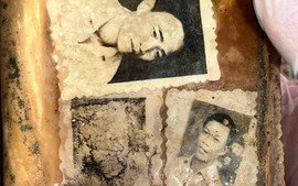 Phát hiện album ảnh gần như nguyên vẹn dưới mộ liệt sĩ ở Đà Nẵng
