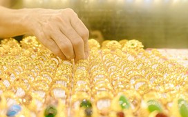 Giá vàng hôm nay 16-10: Vàng thế giới vượt 4.150 USD, giằng co chưa dứt