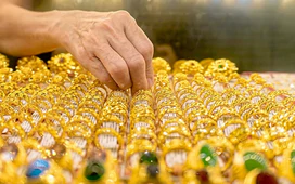 Giá vàng hôm nay 16-10: Vàng thế giới vượt 4.150 USD, giằng co chưa dứt