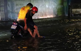 Đường gần chợ Thông Dụng, TP.HCM ngập sau mưa lớn, người dân sụp ổ gà té nhào