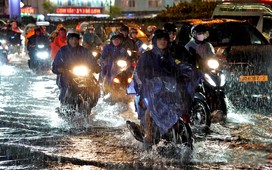 Trung tâm TP.HCM mưa to rồi lan rộng, nhiều tuyến đường ngập nước, kẹt xe