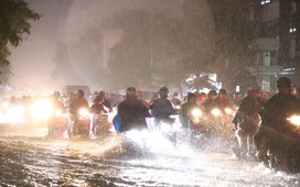 Trung tâm TP.HCM mưa to rồi lan rộng, nhiều tuyến đường cứ 'điệp khúc' ngập nước, kẹt xe