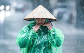 Hà Nội mưa dông mạnh, vùng núi Bắc Bộ mưa lớn đến 19-7, đường Lai Châu đi Điện Biên tê liệt