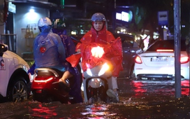TP.HCM mưa lớn kéo dài, nhiều đường ngập nặng