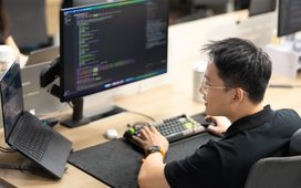 Cổ phiếu trụ đồng loạt khởi sắc, VN-Index lấy lại 1.700 điểm