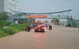 Mưa lớn giờ tan tầm, khu vực trước Aeon Mall Long Biên ngập sâu, cầu Vĩnh Tuy ùn tắc