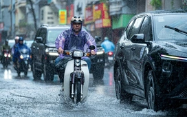Vùng mây dông từ phía Bắc di chuyển xuống gây mưa lớn Hà Nội và đồng bằng, miền Bắc hết nắng nóng
