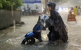 Nguyên nhân Hà Nội mưa như trút chiều tối nay?