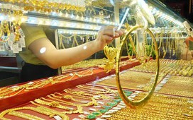 Đọc nhanh 6-8: Đồng USD suy yếu; giá vàng hôm nay tăng sốc