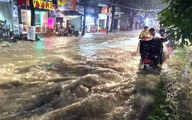 Mưa lớn khiến nhiều tuyến đường ở Đồng Nai ngập nặng, nước cuốn trôi xe máy
