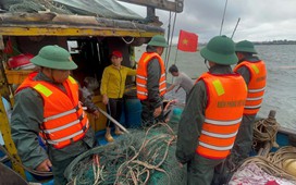Tàu cá tại Huế chìm, biển Thuận An nhiều đợt sóng lớn trắng xóa