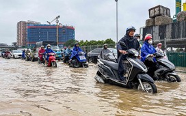 Nhiều tuyến phố Hà Nội ngập sau mưa lớn suốt đêm, xe cộ kẹt cứng qua cầu Vĩnh Tuy