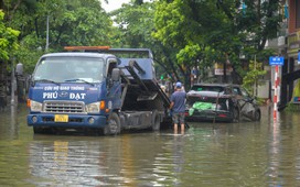 Ở nơi cứ mưa là ngập, người dân lấy chổi đẩy rác, lấy ván chặn nước tràn vào nhà