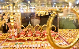 Giá vàng chịu sức ép khi nhiều ngân hàng trung ương lớn bước vào chu kỳ thắt chặt