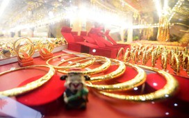 Giá vàng hôm nay 29-9: Vàng thế giới lao dốc, mất hơn 150 USD chỉ trong một ngày