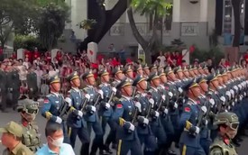 Chinese soldiers sing tribute song to late Vietnamese leader Ho Chi Minh during Hanoi parade rehearsal
