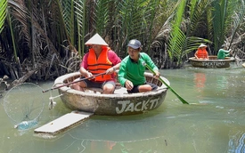 Foreign tourists excited about eco-friendly basket boat tour in Vietnam’s Hoi An