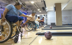 In Ho Chi Minh City, free bowling club welcomes people with disabilities