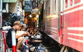 Hanoi’s Train Street stays packed despite foreign tourist’s phone being struck by train