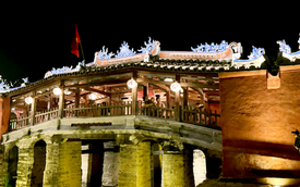 Tour guide praised after stopping tourist in revealing outfit at Hoi An's Cau Pagoda