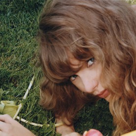 Trước thềm hôn lễ thế kỷ, Taylor Swift liên tiếp đón tin vui