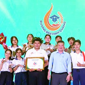 Thí sinh Đường đến vinh quang mang vòng nguyệt quế về tặng chị