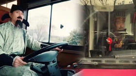 Tài xế xe buýt hóa hoàng đế, thi sĩ dịp Tết