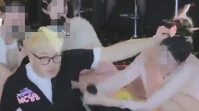 Nữ BJ Hàn Quốc bị túm tóc ngay trên sóng livestream