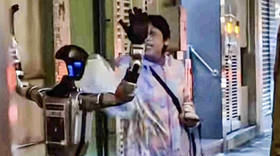 Robot hình người 'hù' bà cụ bị... nhập viện