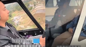 Con trai lái trực thăng đưa mẹ về quê