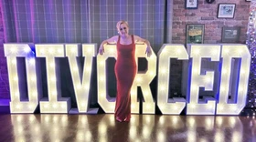 Bà mẹ 2 con thuê DJ mở tiệc ăn mừng ly hôn