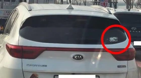 Vì sao 'oppa Hàn' dán hình ma lên cửa kính ô tô?
