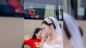 Khoảnh khắc cô dâu khóc nức nở và mẹ đẻ cười rạng rỡ 'gây bão'