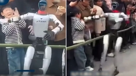 Robot 'tát' trúng người khi đang múa may quay cuồng