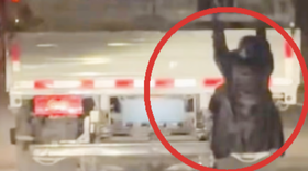 Bám càng xe tải để 'bắt gian' chồng