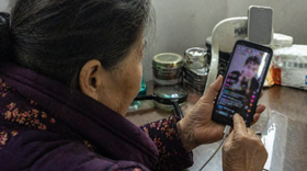 Cụ bà 70 tuổi 'mặc cả từng xu' nhưng cho streamer hơn 11 tỉ đồng