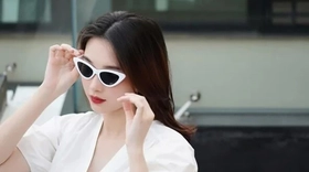 Quiz: Thói quen đeo kính tiết lộ gì về bạn?