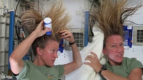 Nữ phi hành gia gội đầu thế nào khi bay vào không gian?