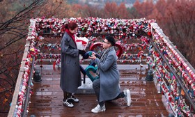 Cầu thủ vừa quỳ gối cầu hôn MC Mù Tạt là ai?