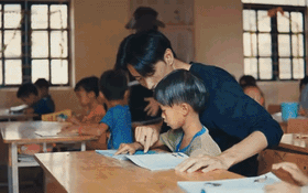 Đen Vâu nấu ăn cho trẻ Điện Biên, chúc các em 'bơi giỏi như Ánh Viên'