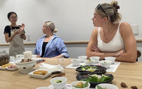 Khách Tây học ăn phở