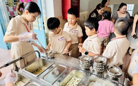 Trường học mời phụ huynh học cùng con, chứng kiến bữa ăn bán trú