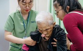 Cụ bà gần 100 tuổi được phẫu thuật sau 30 năm sống cùng khối u chèn ép đường thở